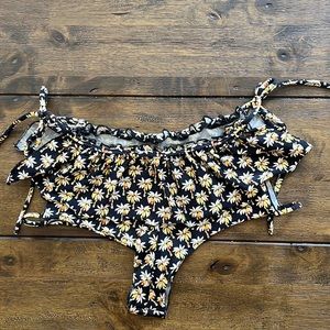 Montce Tie Side Ruffle Bottoms